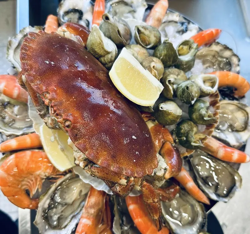 Plateau de fruits de mer vu du dessus, avec homard et huîtres
