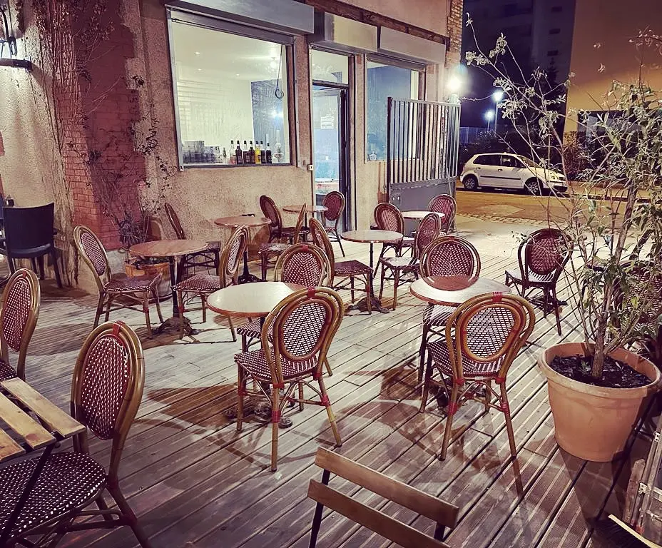 La terrasse en bois le soir, avec ses chaises de bistrot